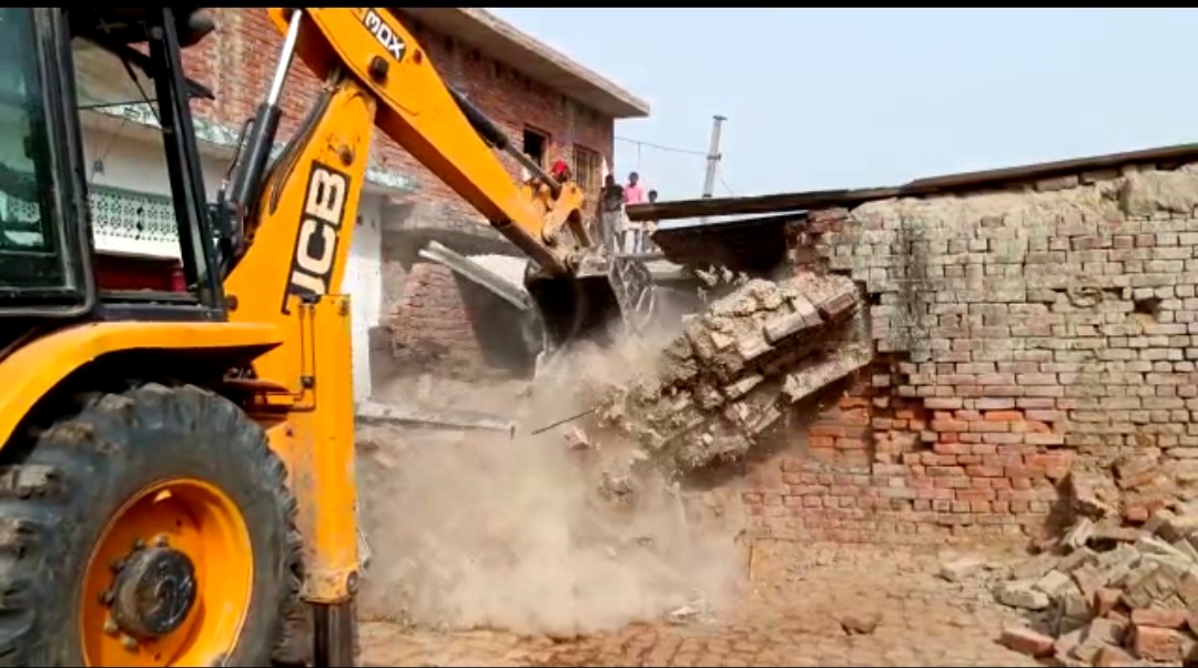 अतिक्रमणकारियों पर चला प्रशासन का बुलडोजर,अवैध निर्माण को किया गया ध्वस्त